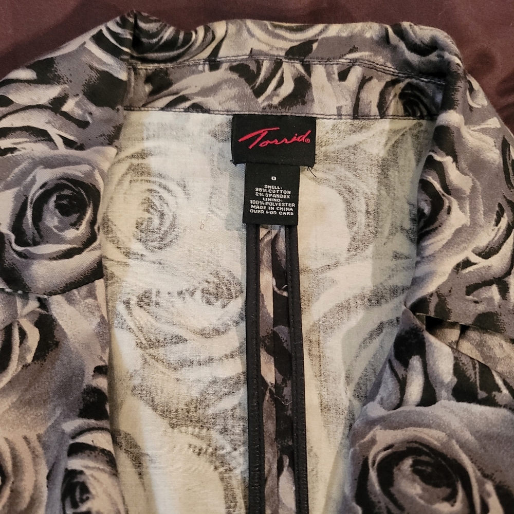 Torrid Blazer size 0, Black & Gray Scale Roses š¹ - Picture 2 of 4